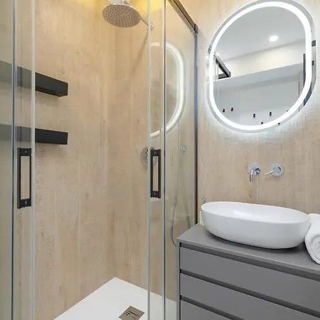 Charming With A Balcony In By Renters *